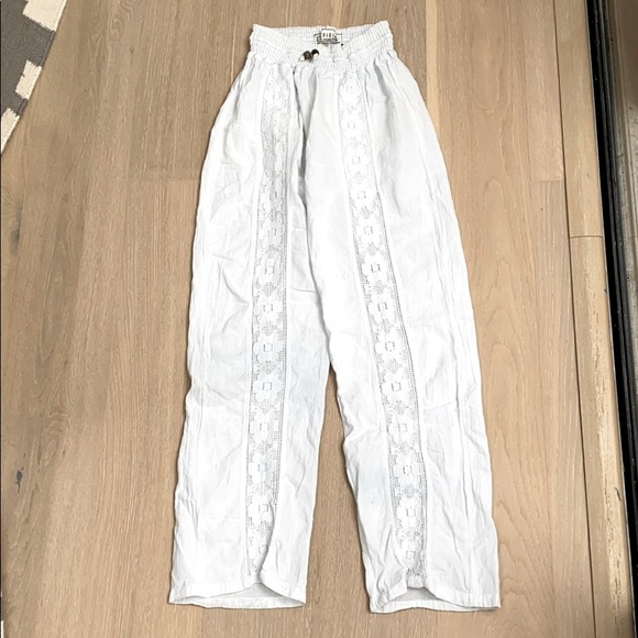 White pants with floral detail - Picture 1 of 3